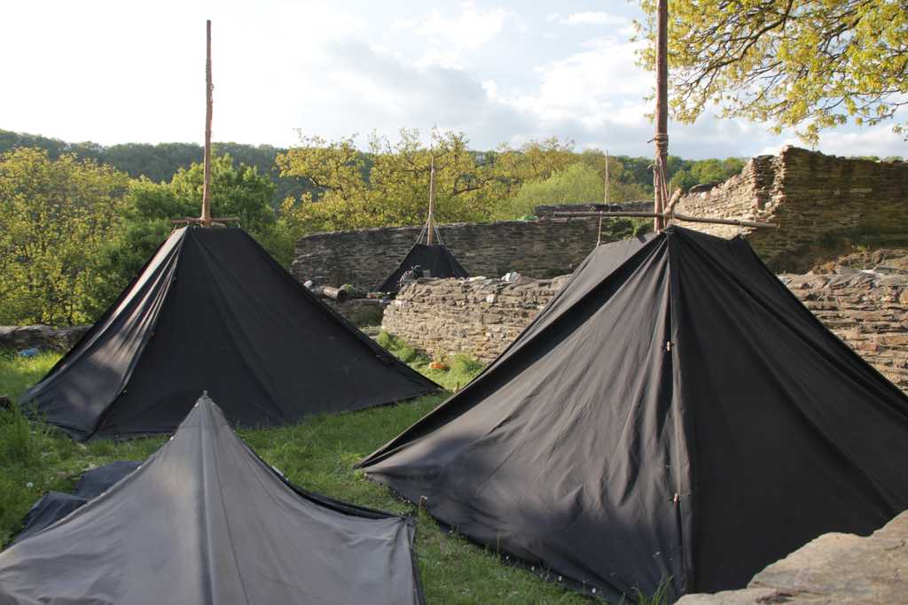 Kohten in einer Ruine